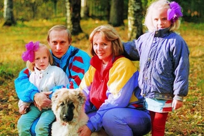 Владимир Путин с женой и детьми