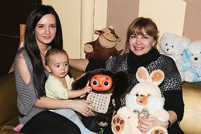 Ирина Агибалова с дочерью и внуком Митей