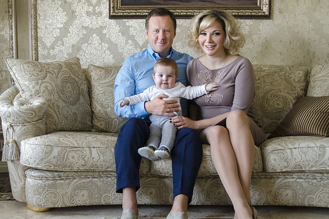 Денис Вороненков с женой и сыном
