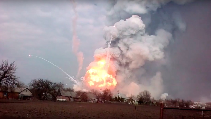 Пожар на складе боеприпасов в Балаклее - фото Пожар на складе боеприпасов в Балаклее - фото