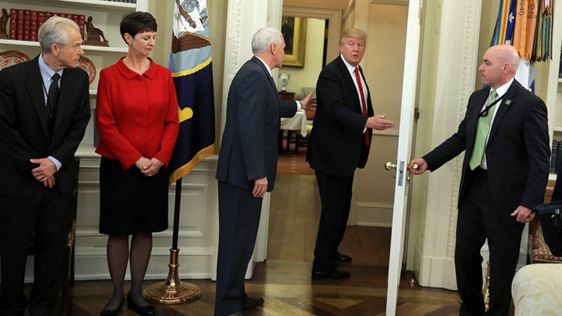 Трамп ушел с церемонии подписания указов