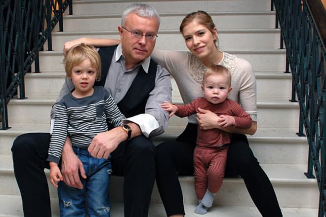 Александр Лебедев с детьми и женой