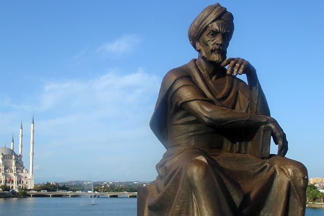 Памятник Ибн Сине
