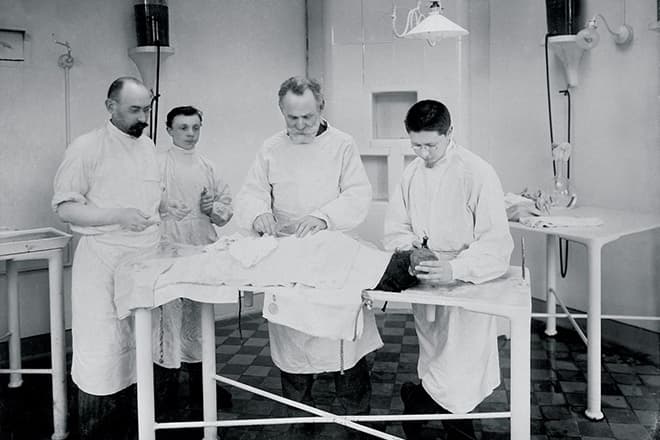 Иван Павлов во время операции