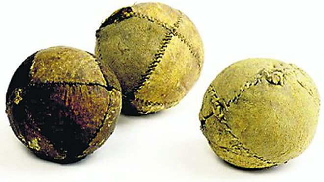 Первый мяч в футболе. Мяч в древней Греции фоллис. Мяч в древнем Египте. Футбольный мяч в древнем Египте. Мячи в старину.