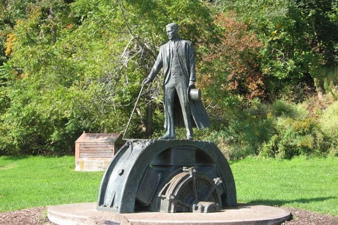 Памятник Николе Тесле
