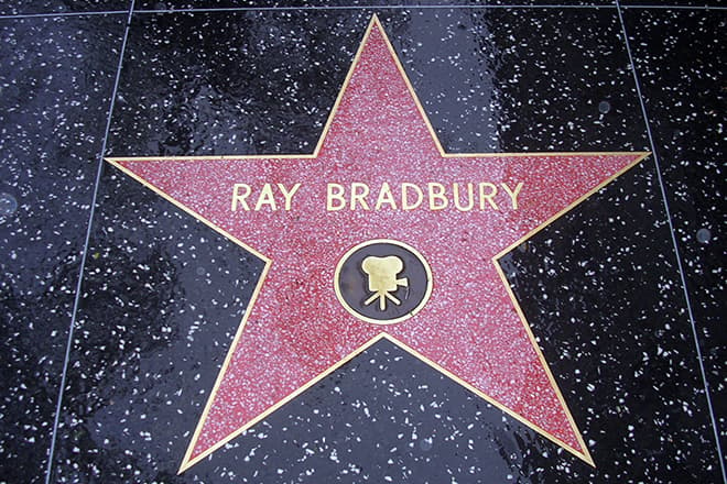 Звезда Рэя Брэдбери на аллее славы в Голливуде