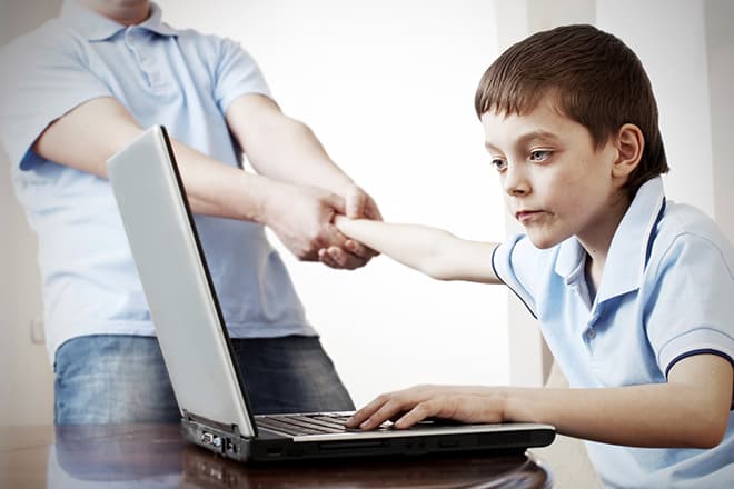 Ребенка трудно оторвать от компьютера