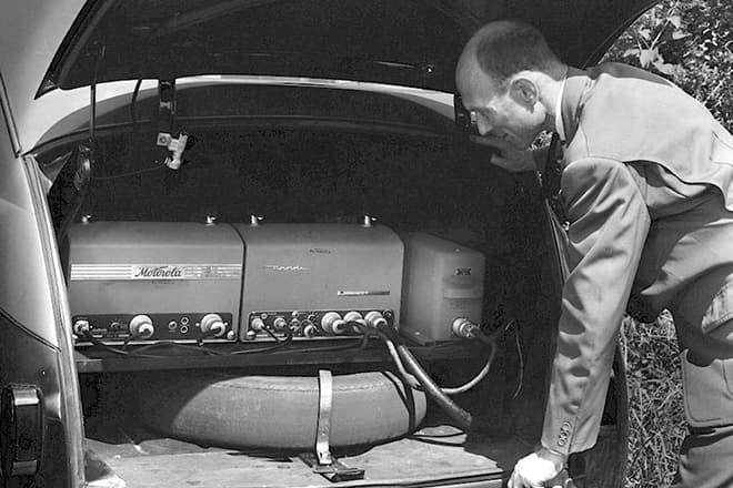 Первый мобильный телефон, встроенный в багажник автомобиля