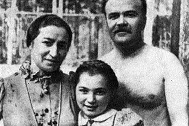 Вячеслав Молотов с женой и дочерью
