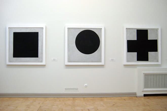 Картина Казимира Малевича "Черный квадрат", "Черный круг" и "Черный крест"