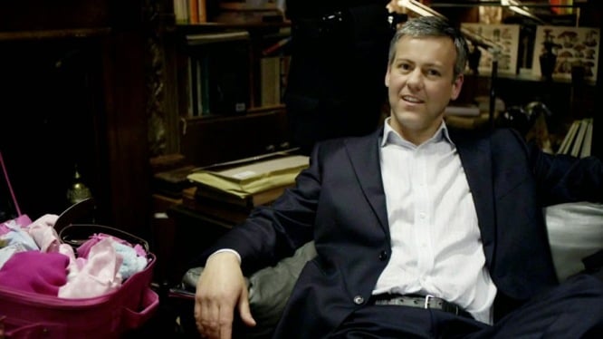 Сериал «Шерлок» актёр Руперт Грейвс в роли Грега Лестрейда Сериал «Шерлок» актёр Руперт Грейвс в роли Грега Лестрейда