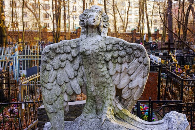 Скульптура "Птица Сирин" на могиле Михаила Пришвина