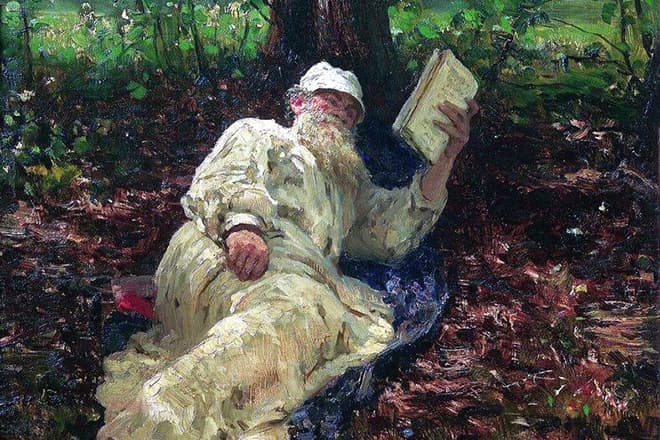 Лев Толстой читает книгу