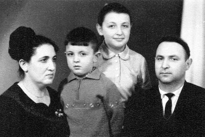 Игорь Золотовицкий с родителями и сестрой