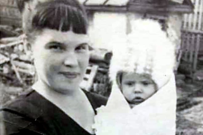 Молодая Светлана Устиненко с дочкой