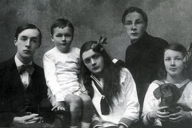 Владимир Набоков с братьями и сестрами