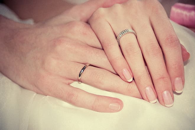 Обручальное кольцо 8 мм шириной фото на руке