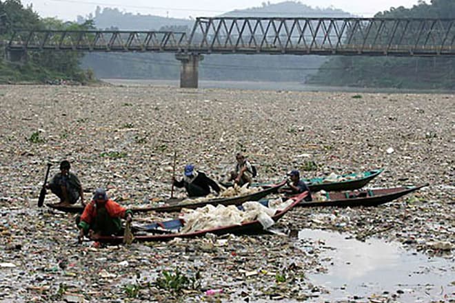 Река Цитарум в Индонезии