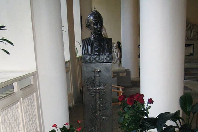 Могила Александра Суворова в Благовещенской церкви