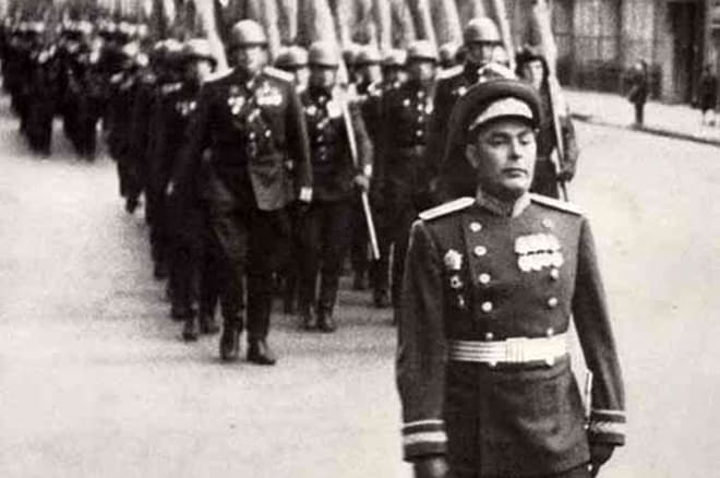 Леонид Брежнев во главе сводного полка 4-го Украинского фронта
