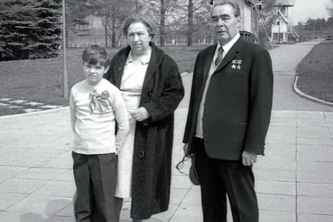 Леонид Брежнев с женой и сыном