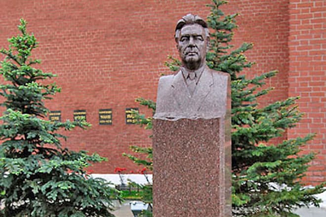 Памятник на могиле Леонида Брежнева