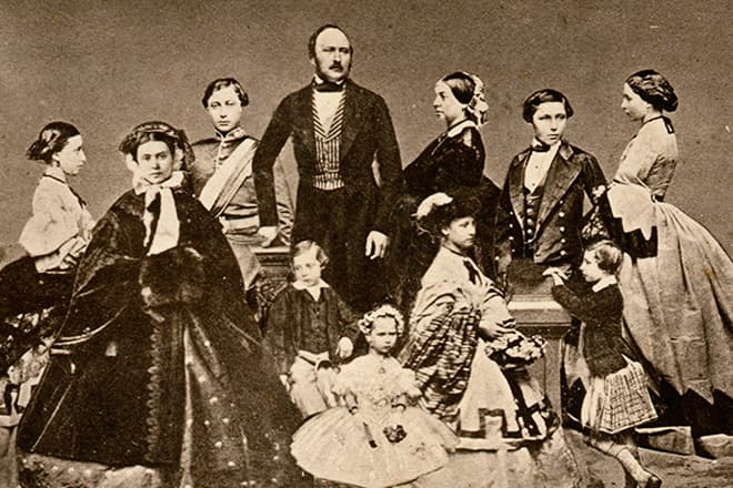 Королева Виктория с детьми и мужем