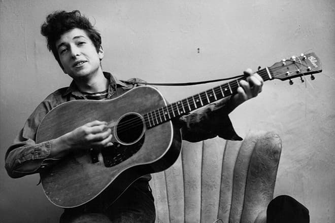 Боб Дилан с гитарой