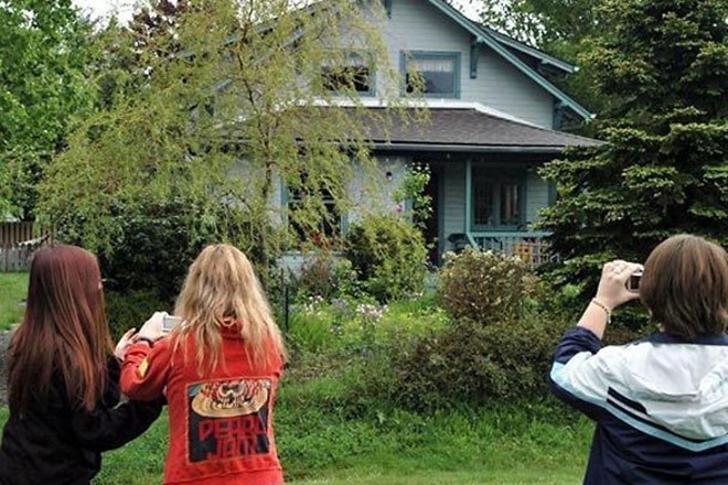 Фанаты фотографируют дом из фильма «Сумерки»