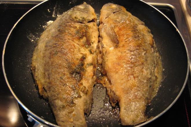 При жарке рыбы в масло нужно положить очищенный картофель или лук