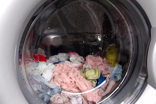 Не стоит хранить в стиральной машине грязные вещи