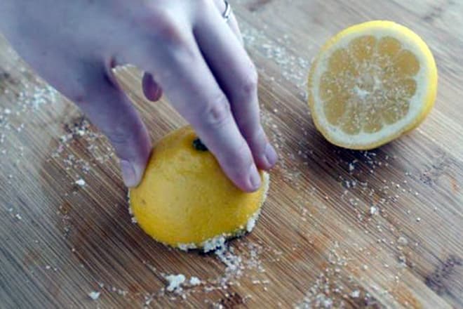 Лимон и соль нейтрализуют запах рыбы