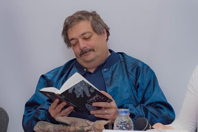 Дмитрий Быков с книгой