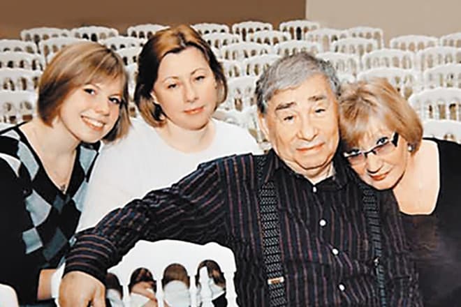 Михаил Светин с женой, дочерью и внучкой