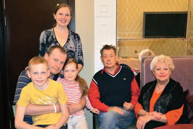Николай Караченцов и Людмила Поргина с сыном Андреем, его женой Ириной и внуками Петей и Яной