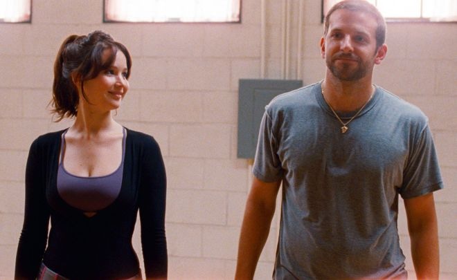 Дженнифер Лоуренс и Брэдли Купер в фильме «Мой парень – псих» Дженнифер Лоуренс и Брэдли Купер в фильме «Мой парень – псих»