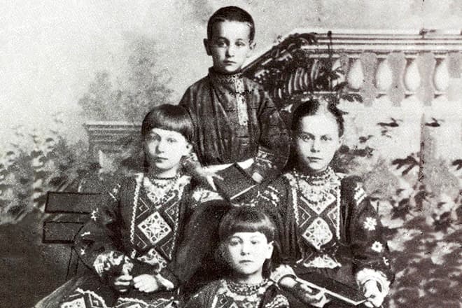 Борис Житков с сестрами