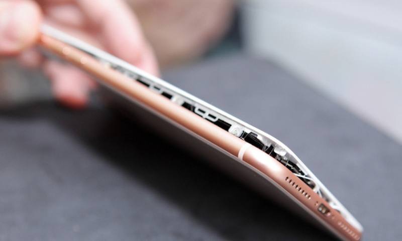 У iPhone 8 Plus отделяется экран У iPhone 8 Plus отделяется экран