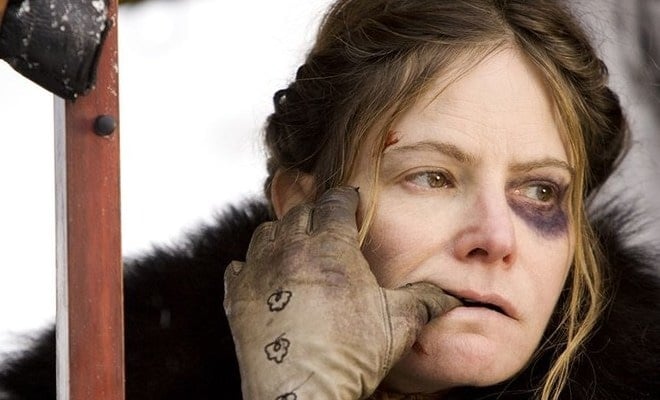 Фильм «Омерзительная восьмерка»: актриса Дженнифер Джейсон Ли в роли Дейзи Домергю Фильм «Омерзительная восьмерка»: актриса Дженнифер Джейсон Ли в роли Дейзи Домергю