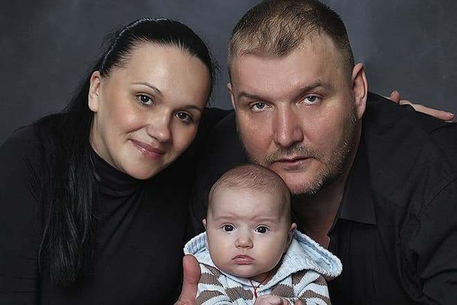 Дмитрий Быковский-Ромашов и его жена Наталья с дочерью