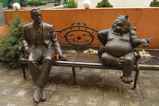 Памятник Михаилу Булгакову и коту Бегемоту