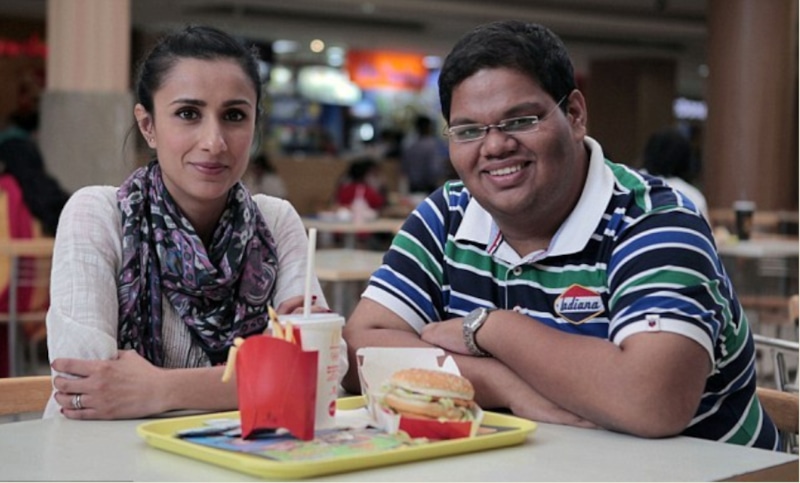 Подростки в ресторане быстрого питания Подростки в ресторане быстрого питания