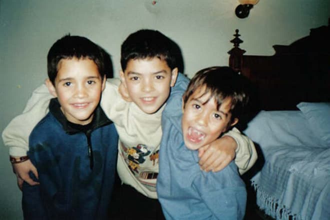Симон Фуркад в детстве с братьями Мартеном и Брисом