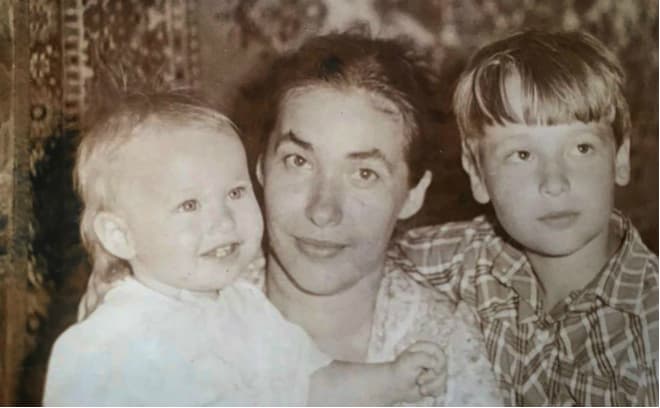 Михаил Жуков (слева) с мамой и братом Сергеем