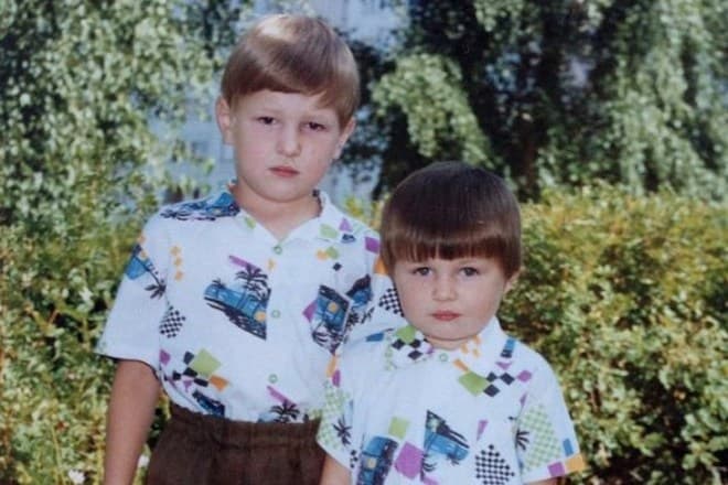 Владимир Минеев в детстве с братом