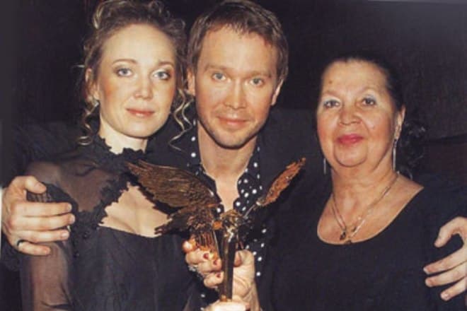 Евгений Миронов с сестрой и мамой