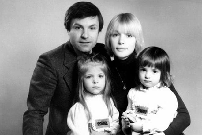 Анна Нахапетова с родителями и сестрой Марией