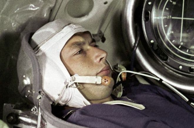 Космонавт Борис Егоров в кабине космического корабля «Восход»