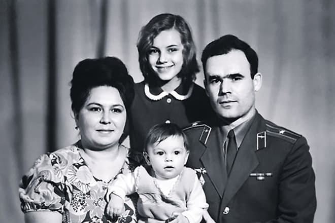 Лариса Шахворостова с родителями и сестрой